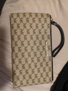 Michael Kors Wristlet